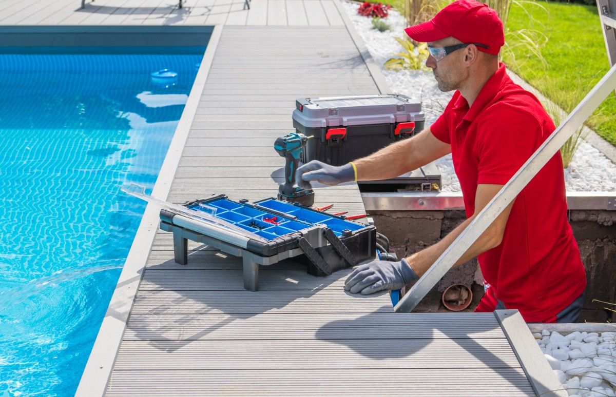 outdoor-pool-maintenance-service-worker (1)